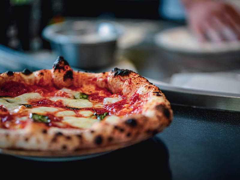 Finde eine große Auswahl an Pizze Speciale, Bianche, Rosso und Fritti sowie verschiedene Pasta e basta in unserer Speisekarte.